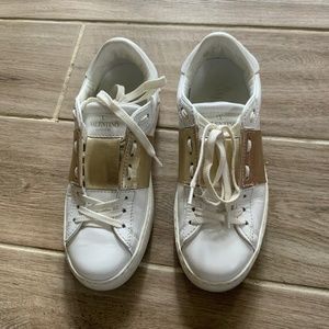 100% Authentic Valentino Rockstud Sneakers — US6
